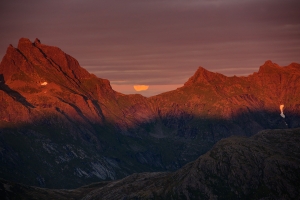 Kuu loojangu mahlas Kvalvika mäel